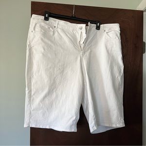 24w white Bermuda shorts